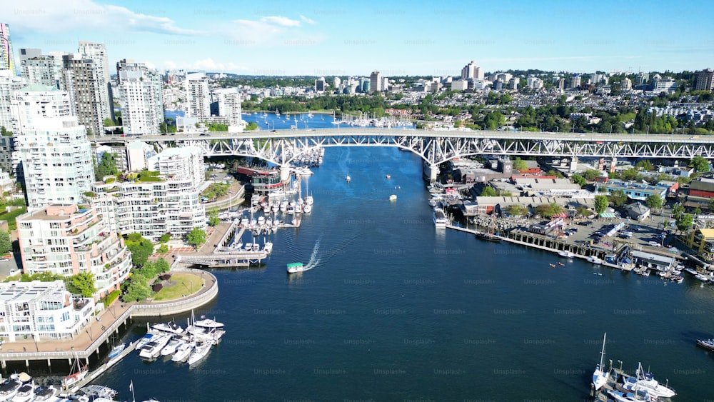 Die Luftaufnahme der Gebäude und des Flusses von Vancouver an einem sonnigen Tag