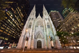 Una toma de ángulo bajo de la catedral de San Patricio en Estados Unidos
