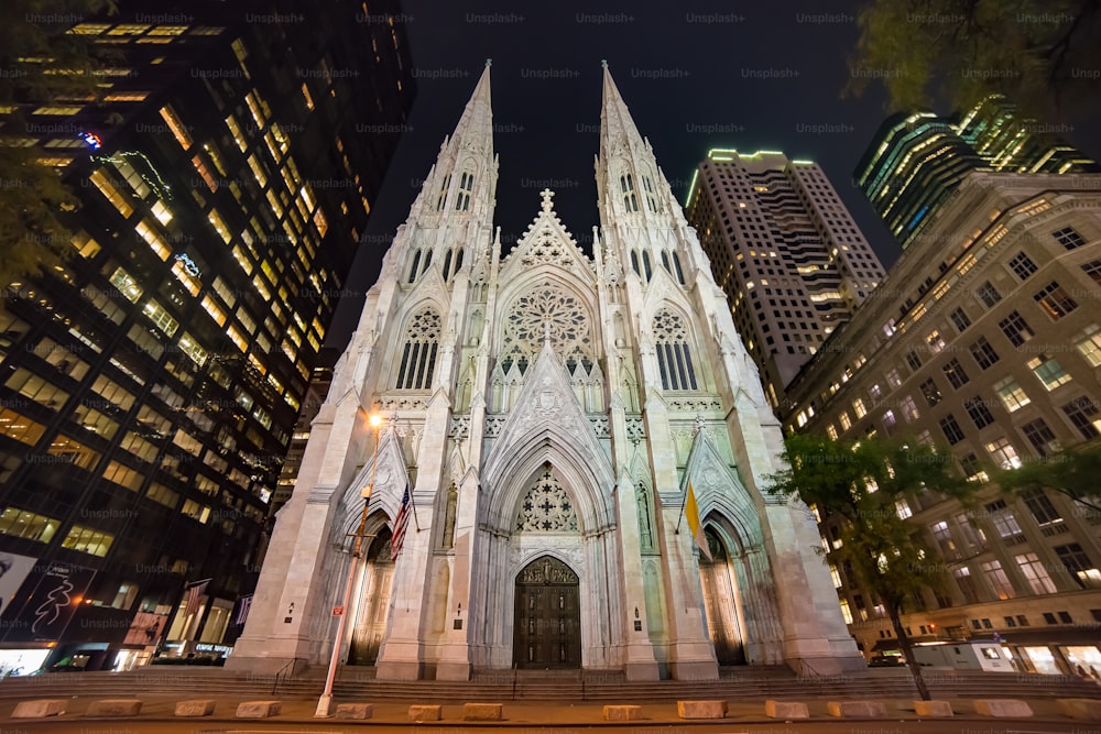 Une prise de vue en contre-plongée de la cathédrale Saint-Patrick, aux États-Unis