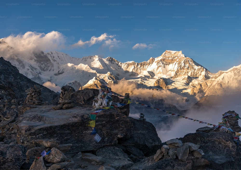 Una toma panorámica de coloridas banderas de oración tibetanas en una montaña. Ideal para representar la cultura tibetana.