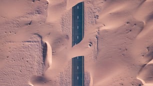 Eine Draufsicht von Straßen durch Sanddünen in Dubai, Vereinigte Arabische Emirate