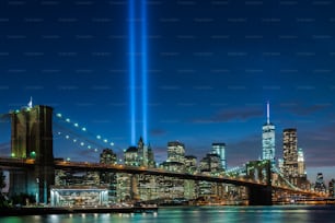 Una hermosa toma del parque del puente de Brooklyn de la ciudad de Nueva York en EE. UU. con un rayo de luz hacia el cielo