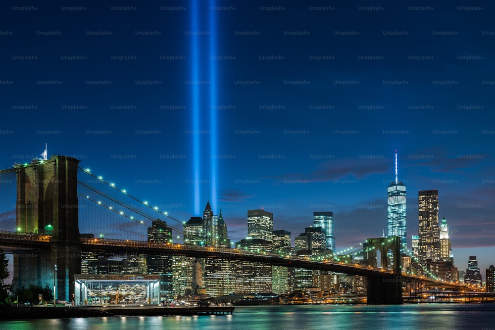 Una hermosa toma del parque del puente de Brooklyn de la ciudad de Nueva York en EE. UU. con un rayo de luz hacia el cielo