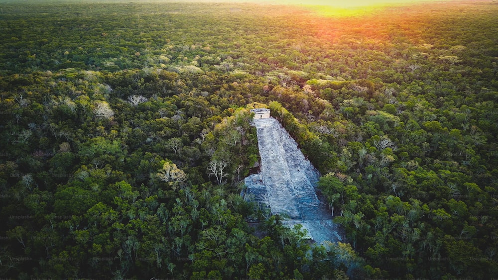 Drone aérien au-dessus des ruines de Coba, péninsule du Yucatan, Mexique, zone mésoaméricaine cérémonielle