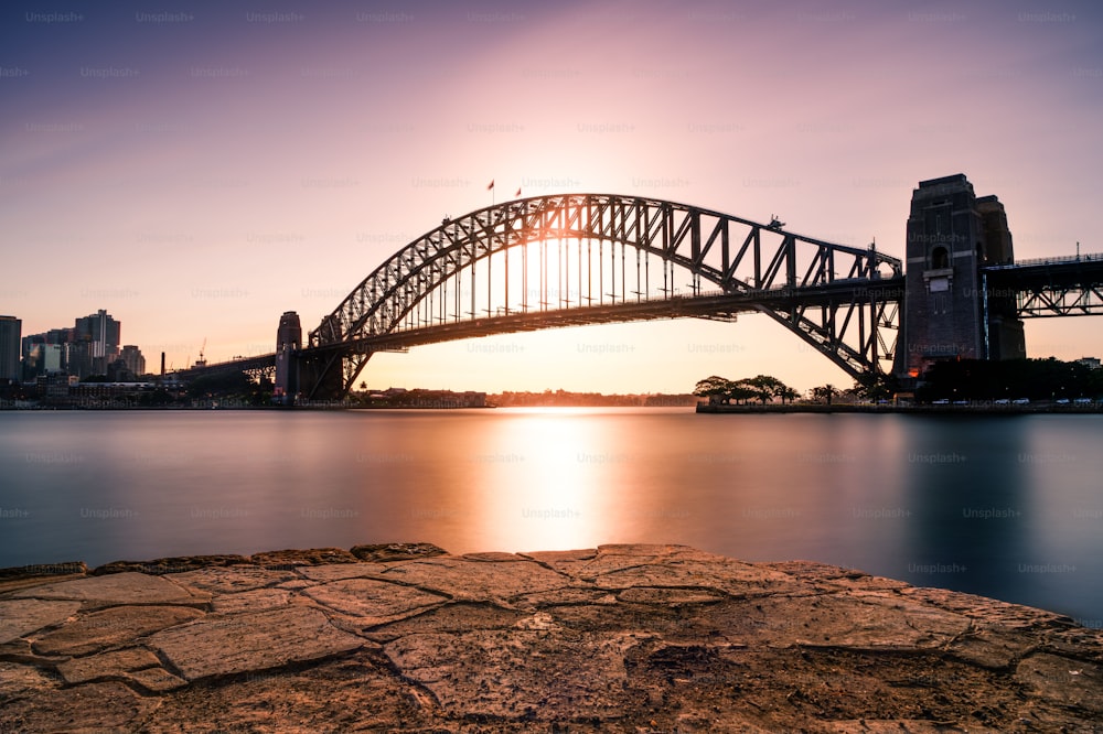 Eine Silhouettenaufnahme der Sydney Harbour Bridge in Sydney, Australien bei Sonnenuntergang