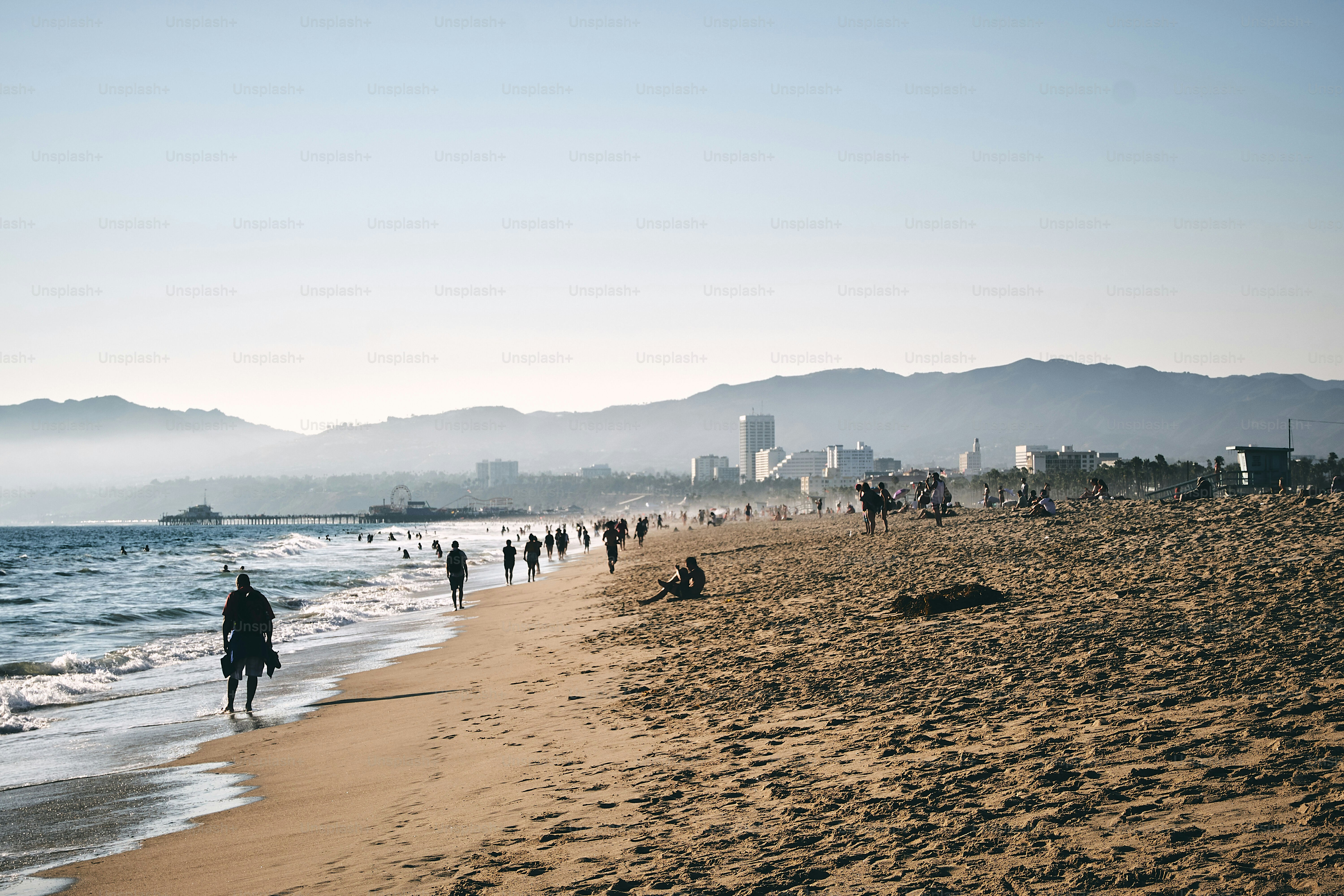 As silhuetas das pessoas descansando na Venice Beach, em Los Angeles