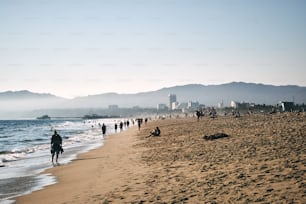 Las siluetas de personas descansando en Venice Beach en Los Ángeles
