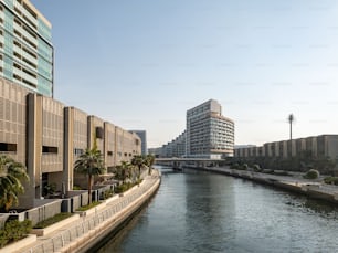 Der Kanal und die Gebäude im neuen Viertel Al Raha Beach in Abu Dhabi. Al Raha Beach ist eine gemischt genutzte Wohnanlage mit Apartments am Wasser.