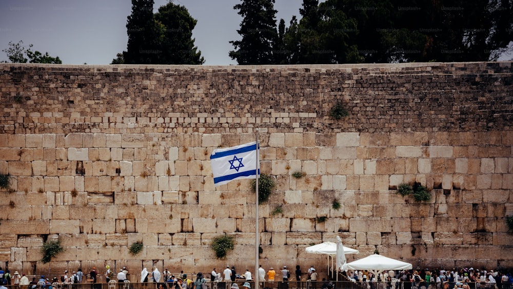 Vue du mur occidental entouré de gens à Jérusalem