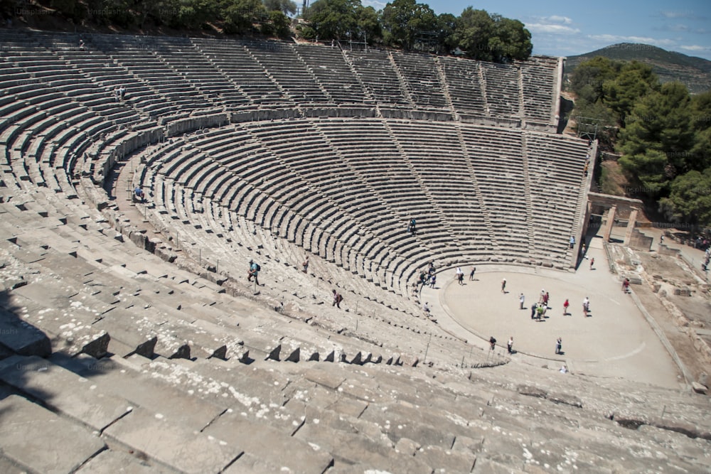 O teatro histórico antigo de Epidauro na Península de Argólida, Grécia