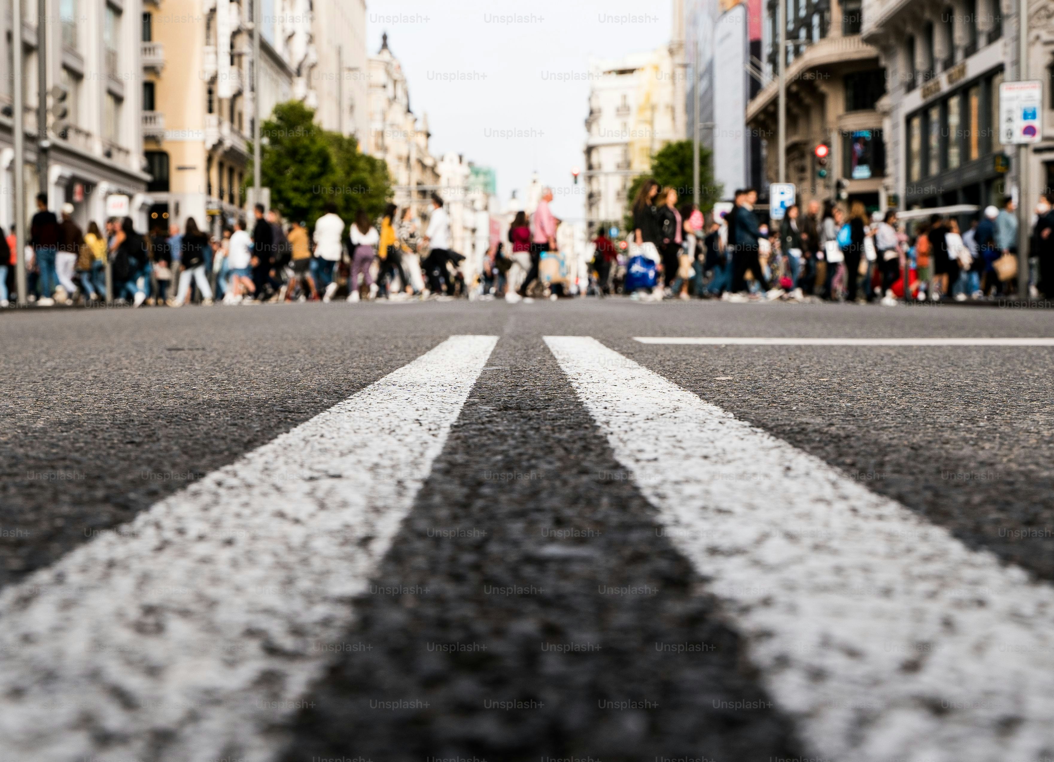 Persone che attraversano la Gran Via a Madrid, Spagna