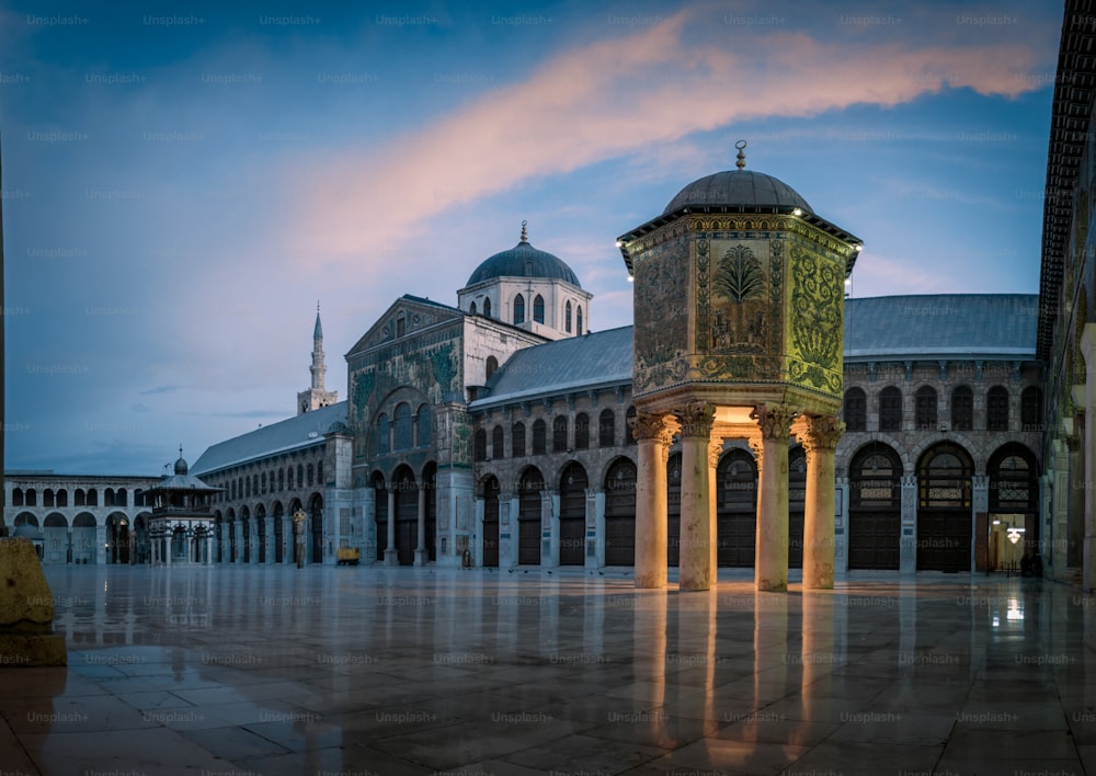 Tagespanoramablick auf die Umayyaden-Moschee bei Sonnenuntergang. die islamische Architektur und islamische Kunst an diesem heiligen Ort in Damaskus, Syrien, zu zeigen.