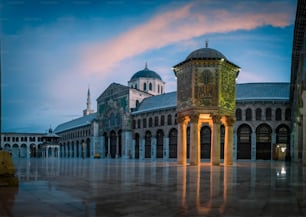 일몰 동안 Umayyad 모스크의 탁 트인 전망. 시리아 다마스쿠스의이 성지에서 이슬람 건축과 이슬람 예술을 보여줍니다.