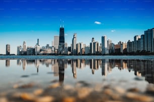 Ein malerischer Blick auf die Skyline von Chicago bei Tag, Illinois, USA