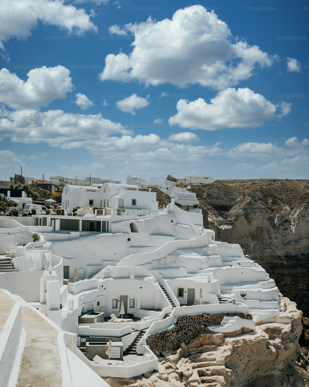 Una vista panoramica delle case dalle pareti bianche dell'isola di Mykonos in Grecia