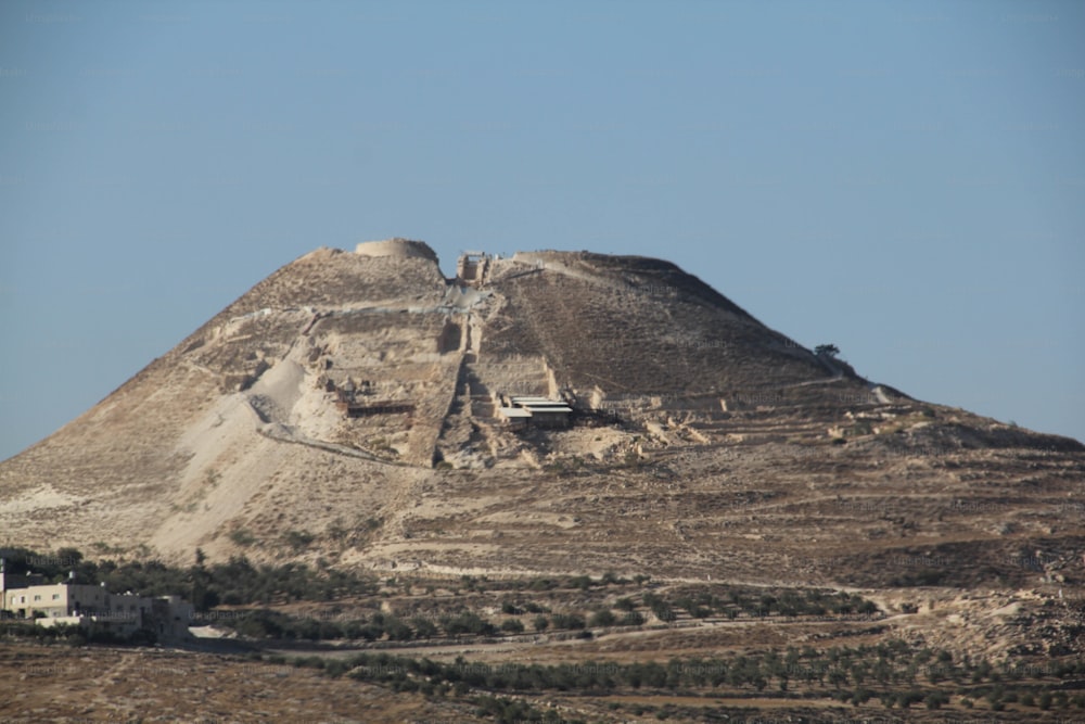 Eine Aufnahme des Berges Gianat Herodion in Israel