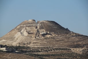 Una foto de la montaña Gianat Herodion en Israel