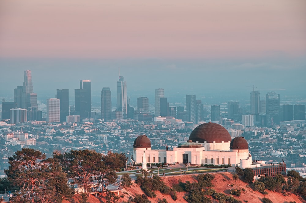 Eine selektive Fokusaufnahme des Griffith-Observatoriums in Los Angeles, USA, aufgenommen bei Tag