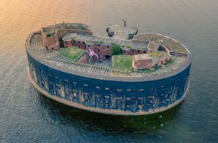 Un Fuerte Alexander, también Fort Alexander I, o Fuerte de la Peste en una isla artificial en el Golfo de Finlandia cerca de San Petersburgo y Kronstadt