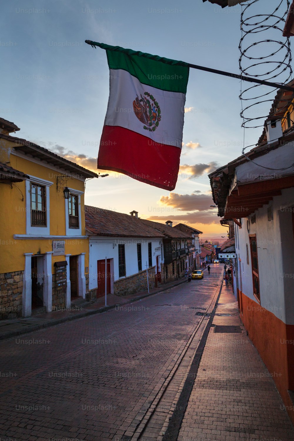 La bandiera messicana su una strada di ciottoli nel quartiere Candelaria di Bogotà, Colombia