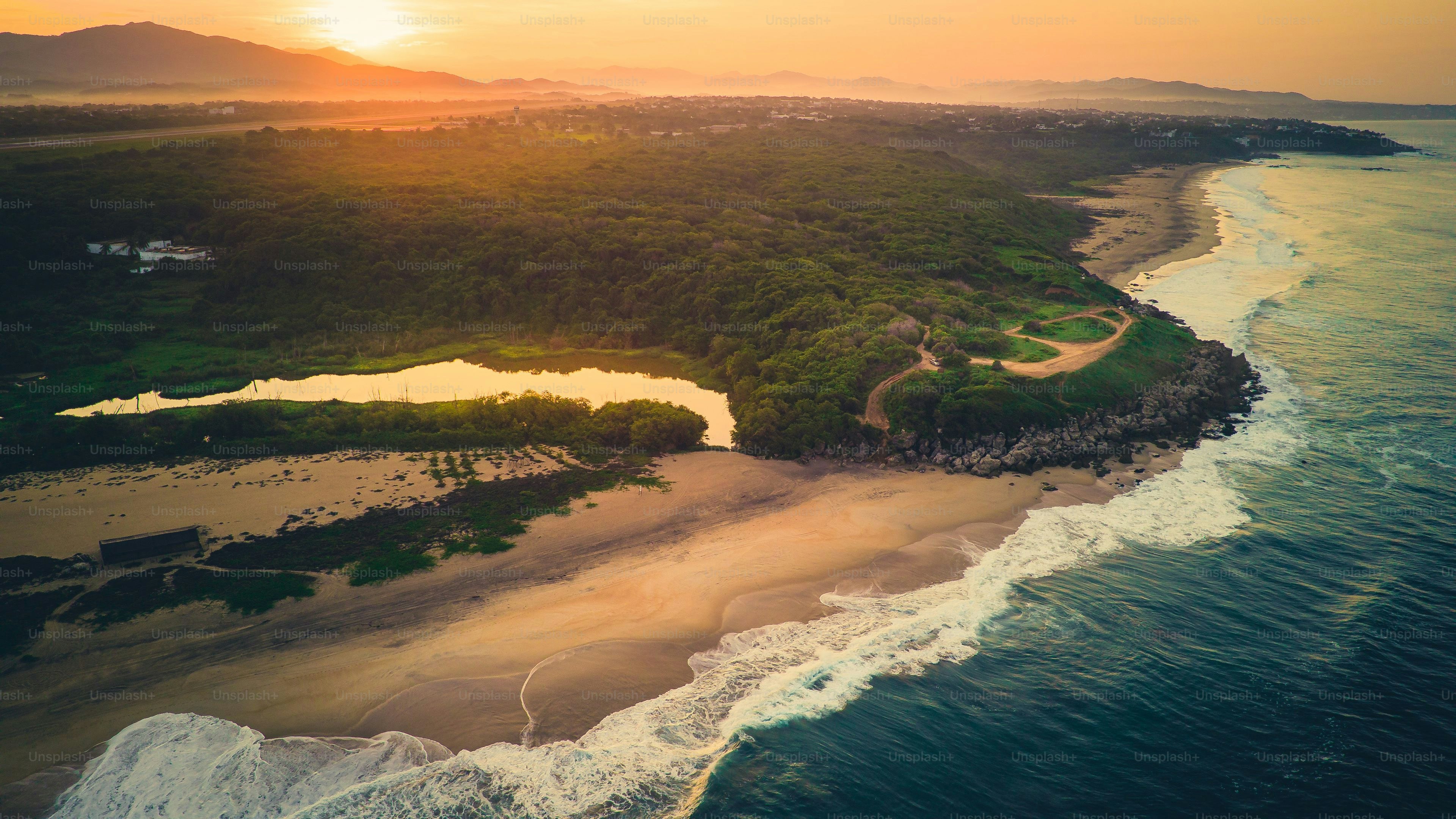 Vue aérienne de la plage de Puerto Escondido Oaxaca Mexique au coucher du soleil