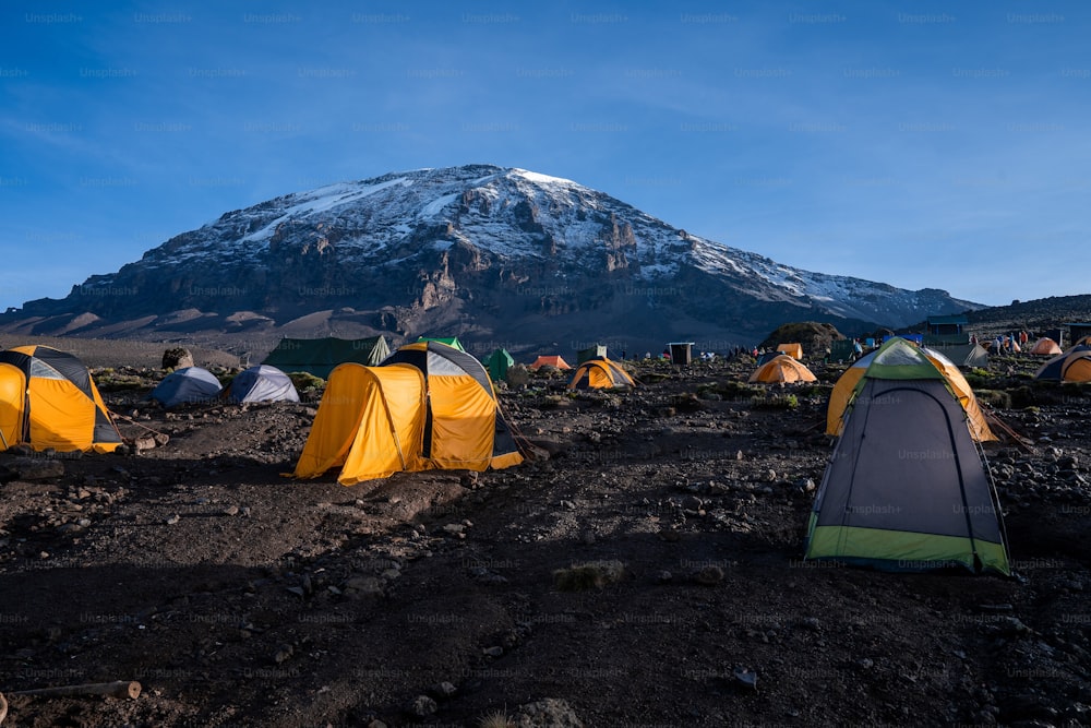 Las tiendas de campaña en un camping cerca de la montaña Kilimanjaro en Tanzania