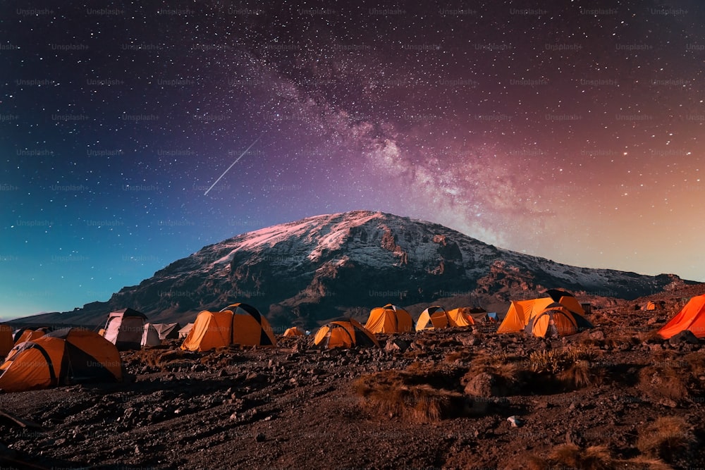 Un camping sur fond de montagne du Kilimandjaro sous la Voie lactée