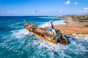 Eine Luftaufnahme der Touristenattraktion Edro III Shipwreck am Ufer in Pegeia, Zypern