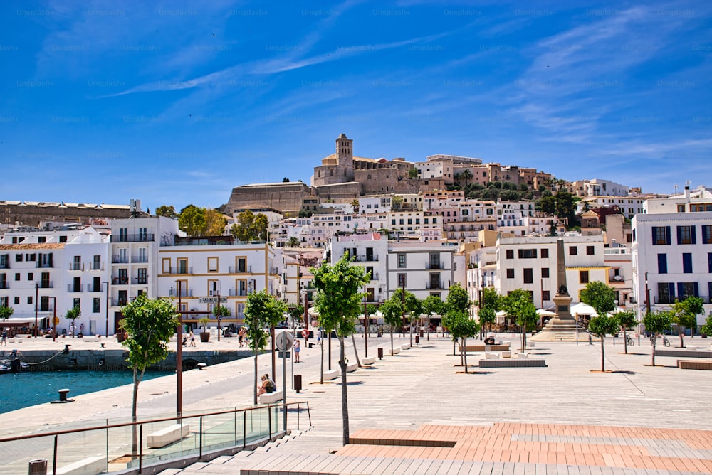 Los edificios de la costa durante el día en Ibiza