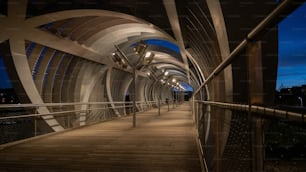 らせん状の金属デザインで囲まれた壮大なアルガンスエラ歩道橋の内部