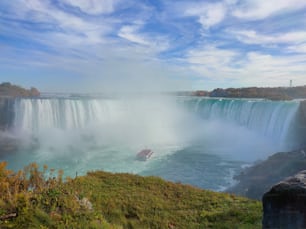 Une vue fascinante sur les célèbres chutes du Niagara, à la frontière entre les États-Unis et le Canada.