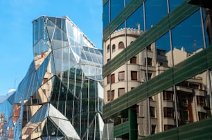 Un bellissimo scatto di due edifici di vetro con architettura astratta a Bilbao, Spagna