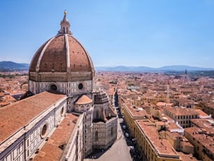 Un primo piano aereo della Cattedrale di Santa Maria del Fiore e dei tetti in mattoni a Firenze, Italia