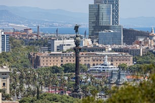 El hermoso paisaje urbano de Barcelona en España en un día soleado