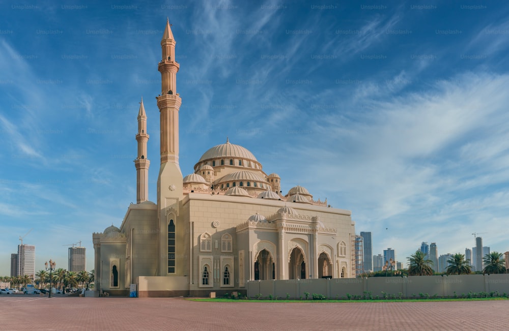�アラブ首長国連邦のシャルジャにあるモスクのローアングルショットで、背景に青い空