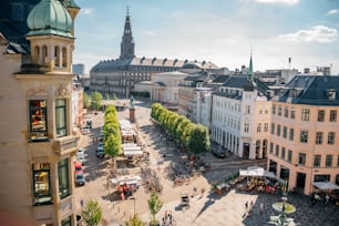 Une vue sur le toit de Stroget - le quartier commerçant le plus célèbre de Copenhague plein de visiteurs