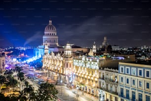 photo de nuit de La Havane le soir du nouvel an, longue exposition, parc central de Cuba, capitole, paysage de nuit, paysage urbain.