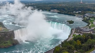 Una toma de ángulo alto de las hermosas cataratas del Niagra capturada en Canadá