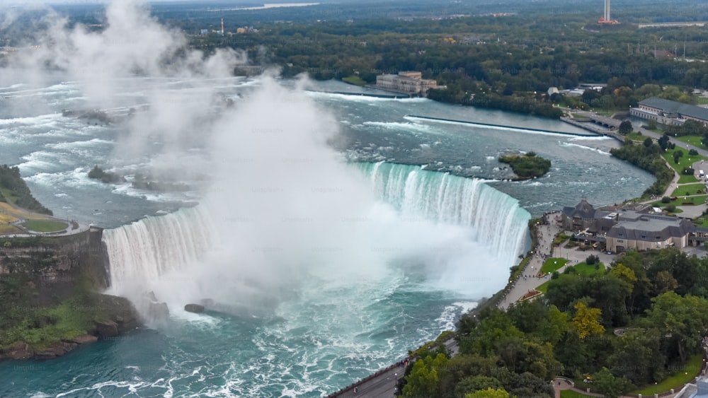 Eine Aufnahme der wunderschönen Niagra-Wasserfälle aus der Vogelperspektive, aufgenommen in Kanada