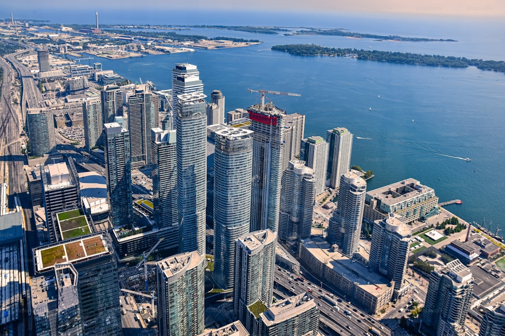 Eine Aufnahme der Wolkenkratzer und Gebäude aus der Vogelperspektive, die in Kanada aufgenommen wurde