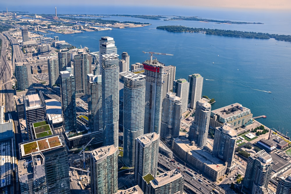 Una toma de ángulo alto de los rascacielos y edificios capturados en Canadá