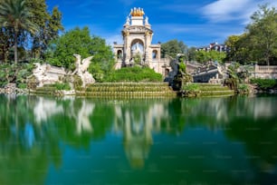 스페인 바르셀로나의 조각품에 연못이 있는 시우타데야 공원의 아름다운 사진