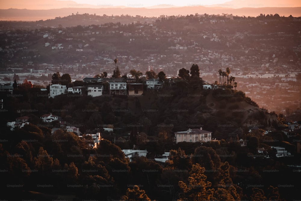 Um belo nascer do sol sobre Hollywood Hills