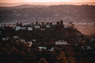 Un hermoso amanecer sobre Hollywood Hills