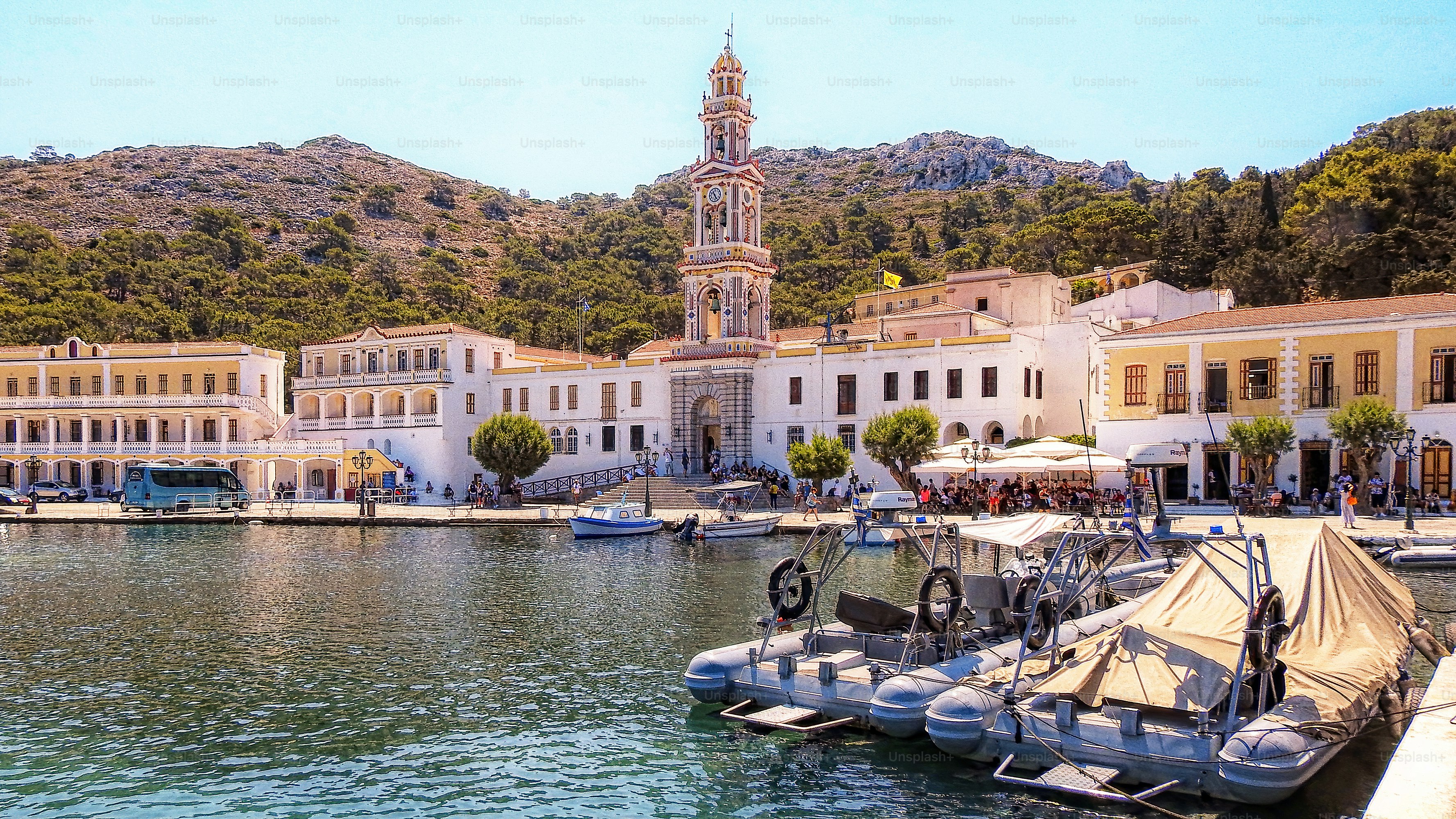 El monasterio de panormitis se encuentra en la isla griega de Symi, que forma parte del grupo de islas del Dodecaneso