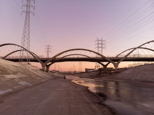 Une belle vue sur la rivière LA avec le pont de la 6ème rue contre le coucher du soleil