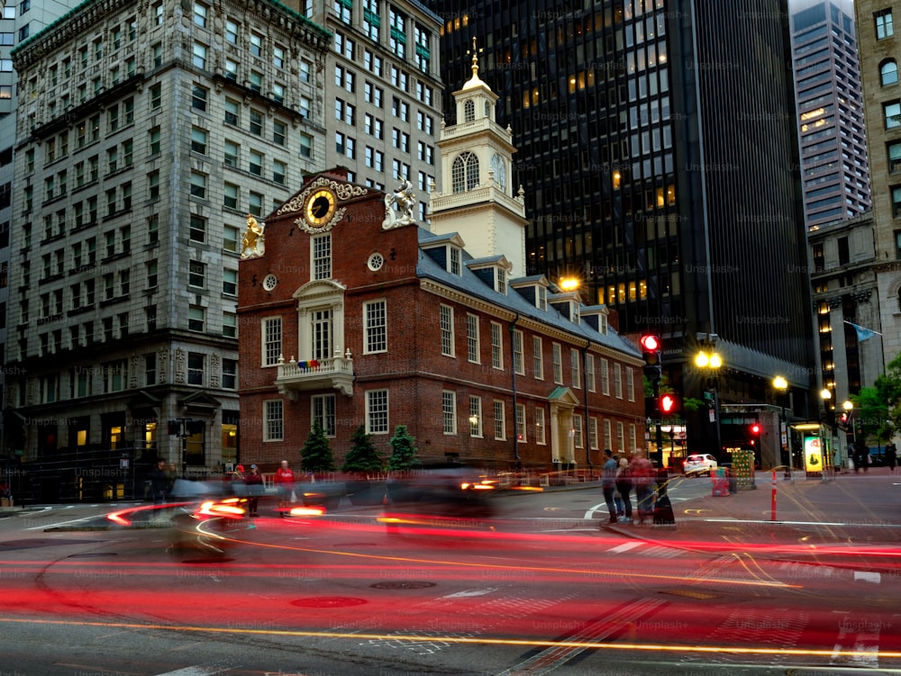 Una larga exposición de luces en las calles de Boston, Massachusetts, cerca del museo Old State House