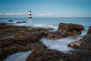 Ein Foto von Penmon Lighthouse in Wales, Vereinigtes Königreich