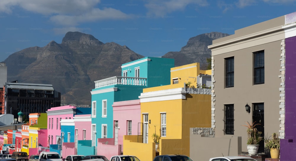남아프리카 공화국 케이프타운의 Wale Street에 있는 다채로운 건물들이 줄지어 늘어서 있습니다.