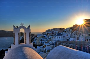 ギリシャのミコノス島の屋根に沈む夕日